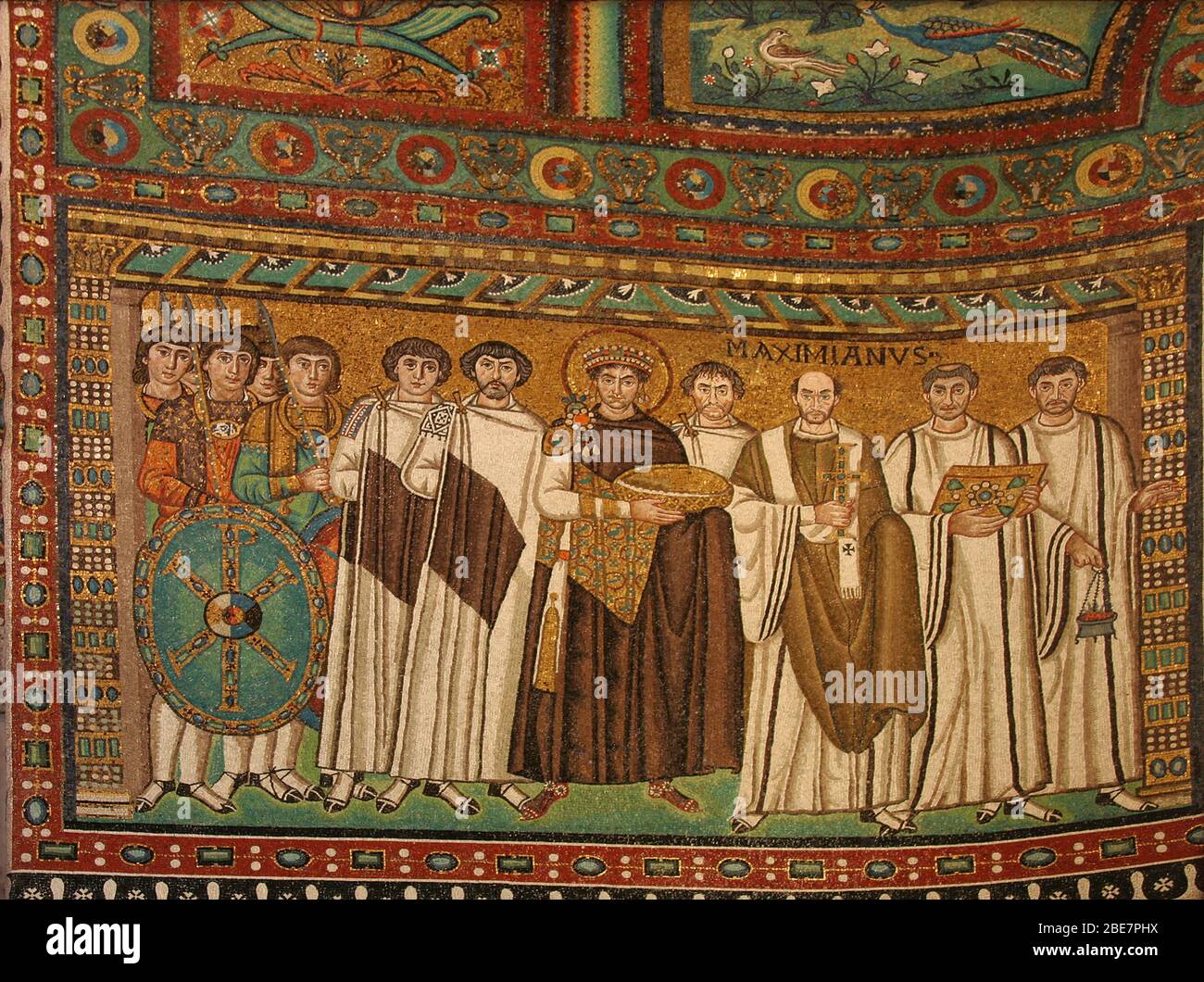Italie. Ravenne. Basilique de San vitale. Mosaïques romaines byzantines. Panneau de Justinian I avec évêque Maximian. 6ème c. Banque D'Images