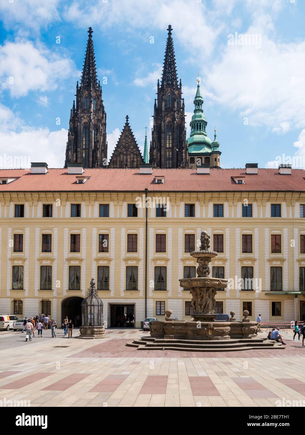 La deuxième cour du château de Prague et de la fontaine de Kohl. Les flèches et le devant ouest de la cathédrale Saint-Vitus sont visibles au-delà. Prague, République tchèque. Banque D'Images