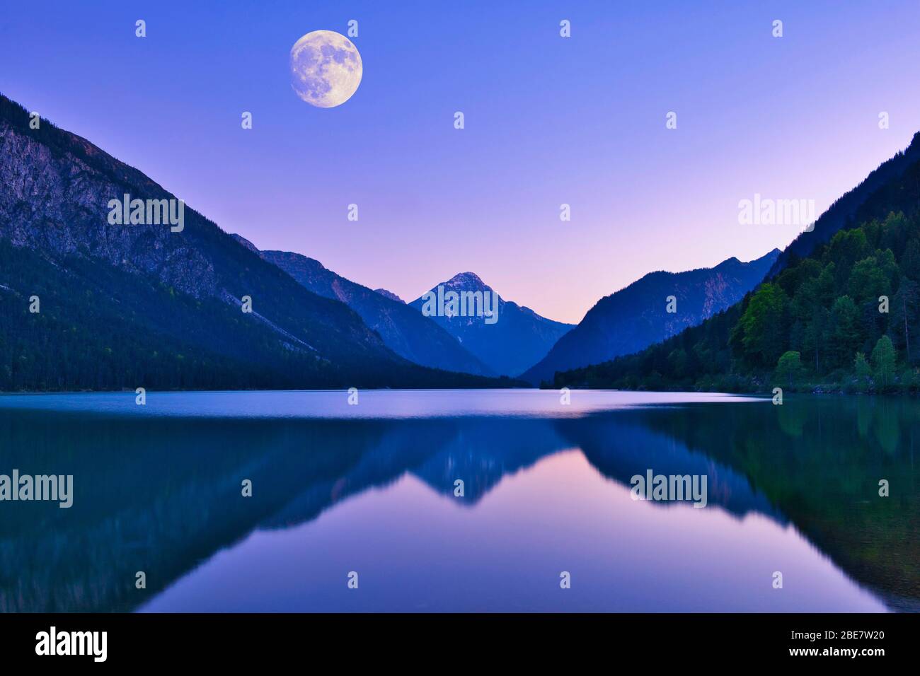Lac Plansee avec pleine lune, ambiance de soirée, Alpes d'Ammergau, derrière la montagne Thangeller dans les Alpes de Lechtal, Tyrol, Autriche Banque D'Images