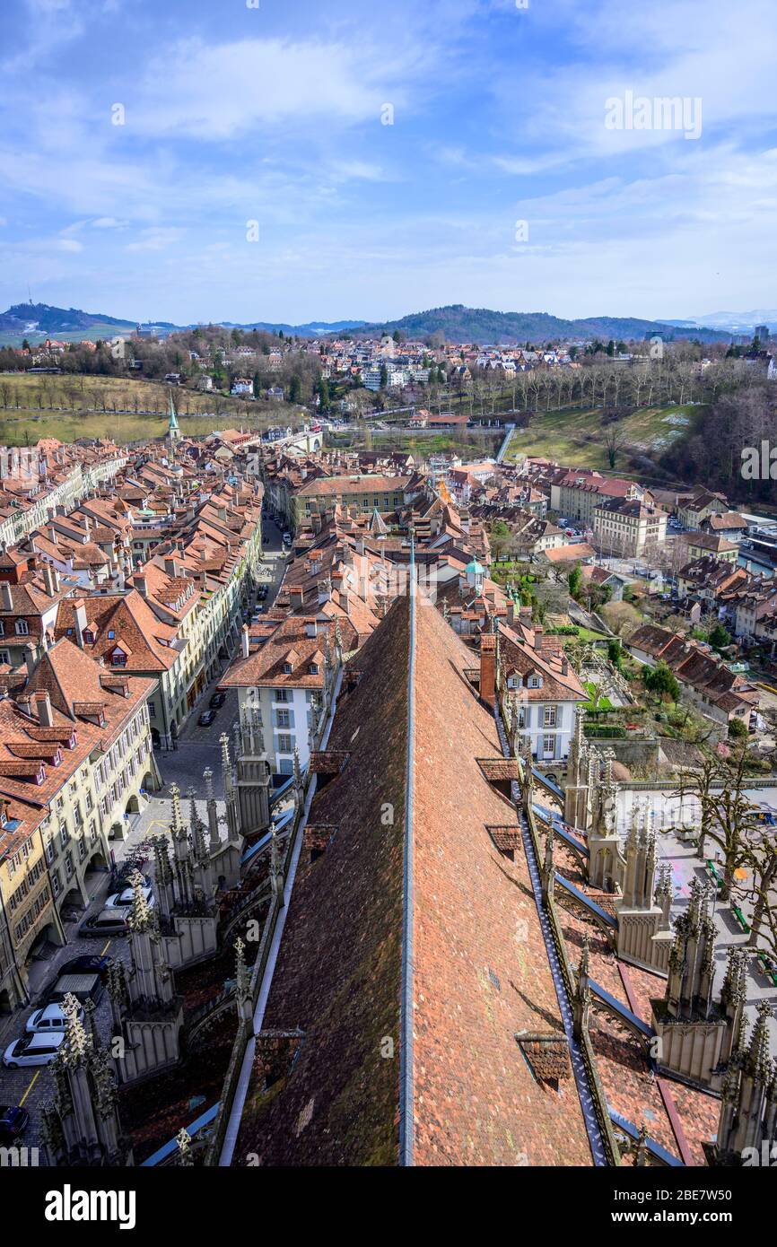 Vue de la cathédrale de Berne aux toits en tuiles rouges des maisons dans le centre historique de la vieille ville, vue sur la ville avec la campagne environnante, intérieur Banque D'Images