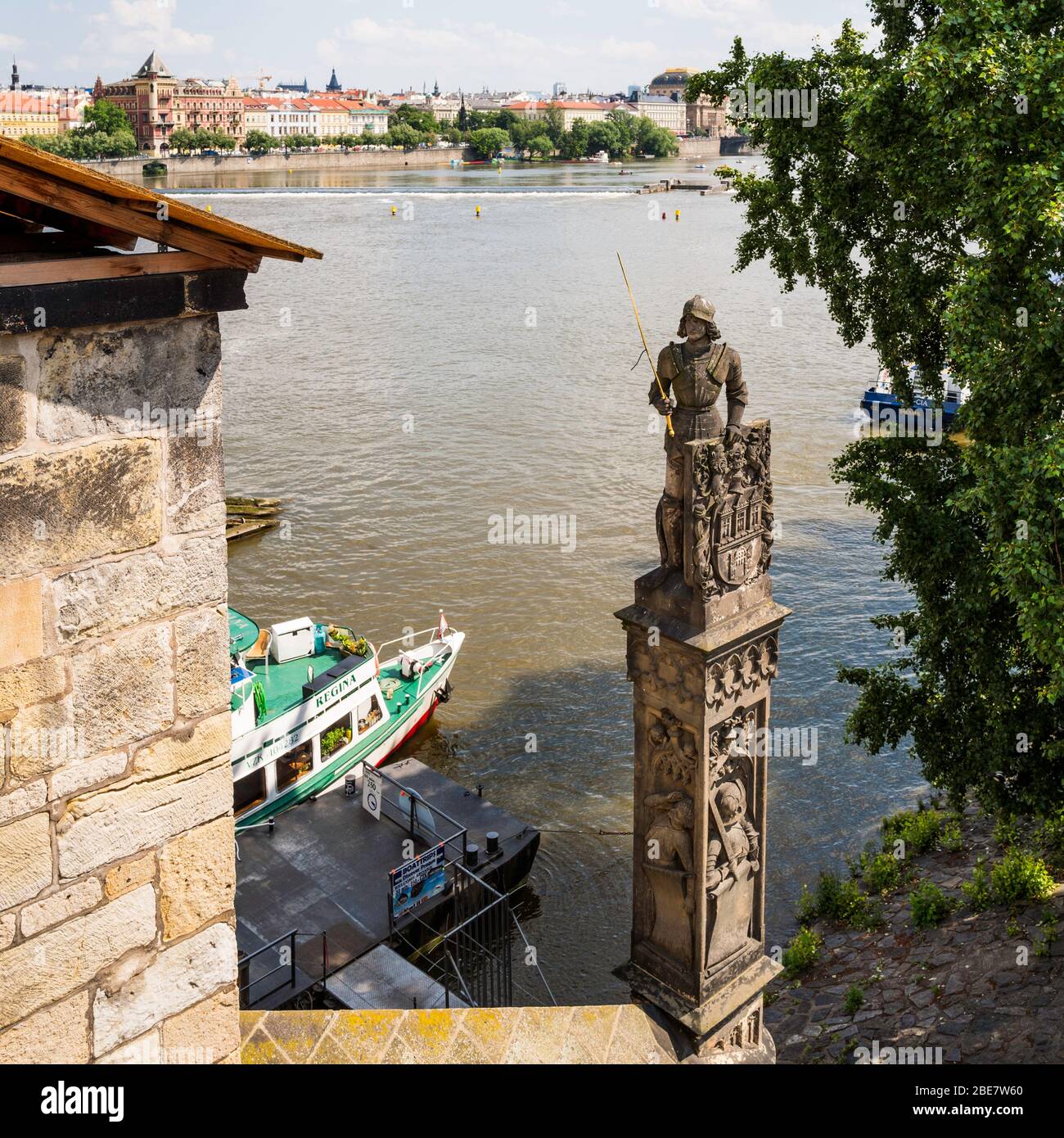 Statue du chevalier Bruncvík (Brunswick) de Ludvík Šimek, sur le côté sud du pont Charles, Prague, République tchèque. Banque D'Images