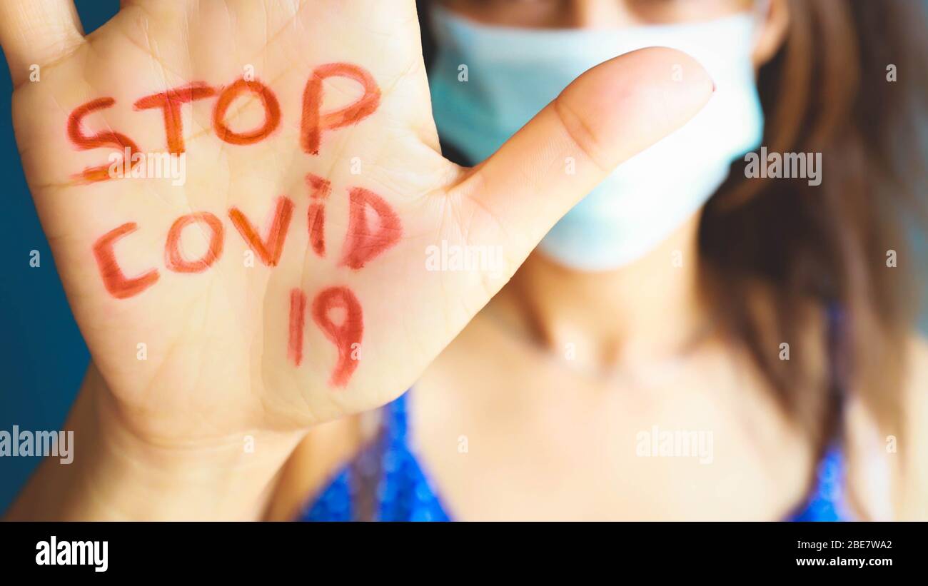 Texte Stop covid-19 sur la main de la femme asiatique, avertissement sur le coronavirus, le virus le plus dangereux Banque D'Images