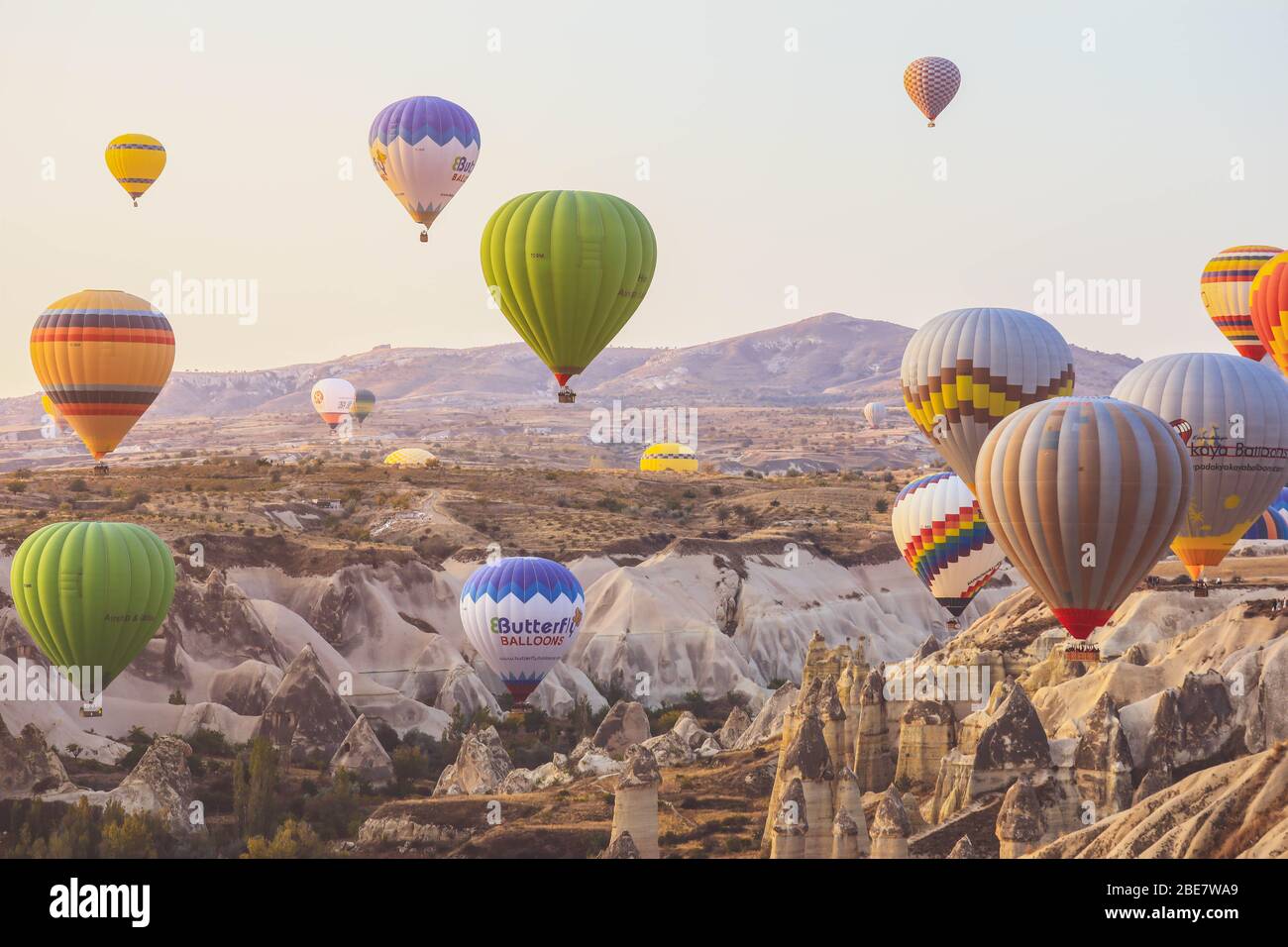 Cappadocia, Turquie - 19 octobre 2019 montgolfières colorés survolant la vallée de Cappadoce. Les ballons à air chaud sont des attr touristiques traditionnels Banque D'Images