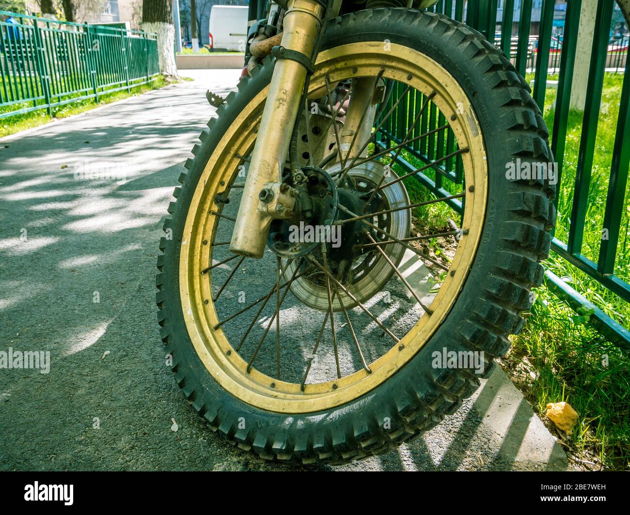 Bucarest/Roumanie - 04.09.2020: Pneus continentaux sur une moto  tout-terrain. Moto Golden enduro avec pneus continentaux Photo Stock - Alamy