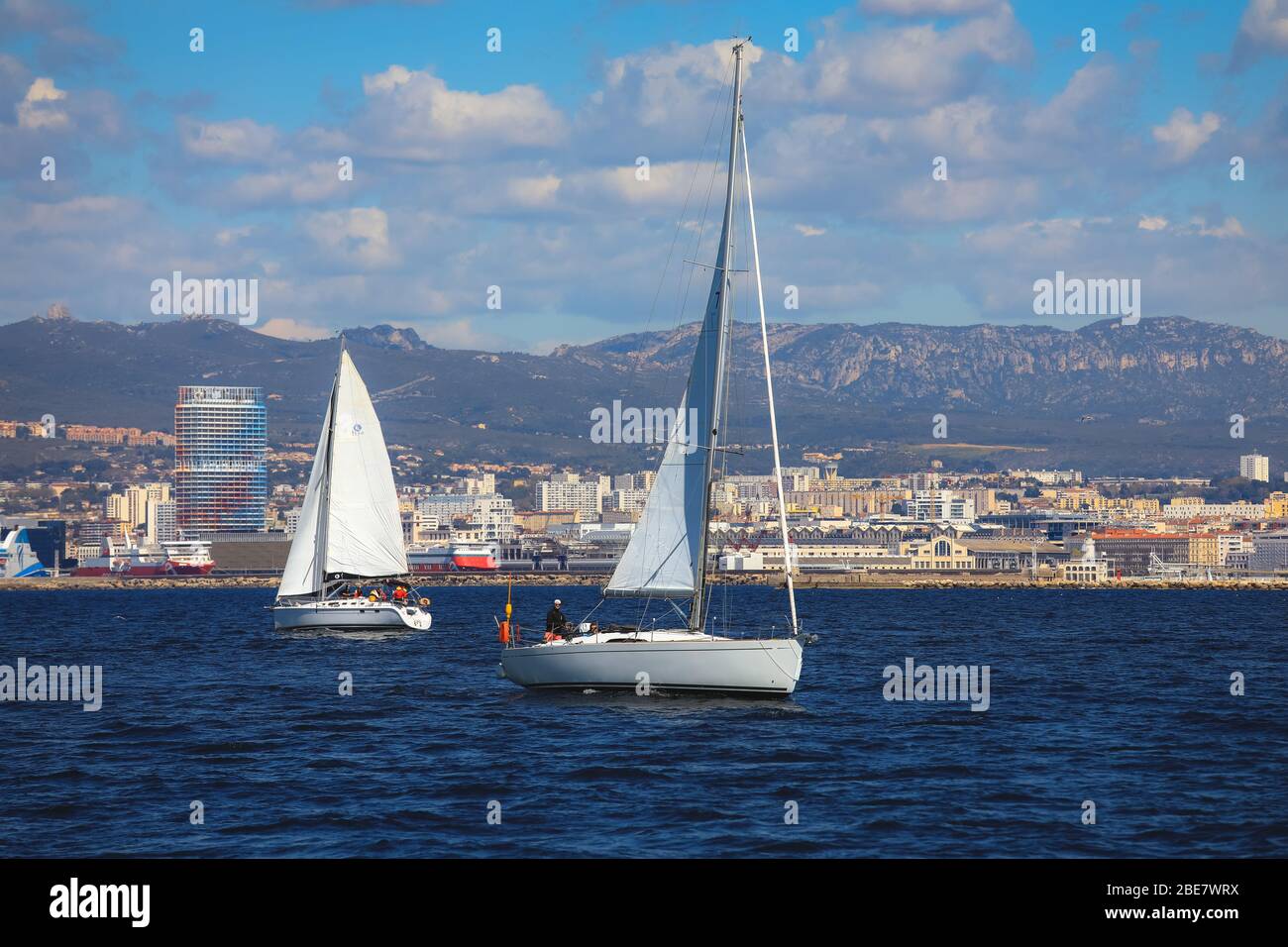 Marseille, France - 6 avril 2019 : Bateaux à voile loin du vieux port de Marseille Banque D'Images