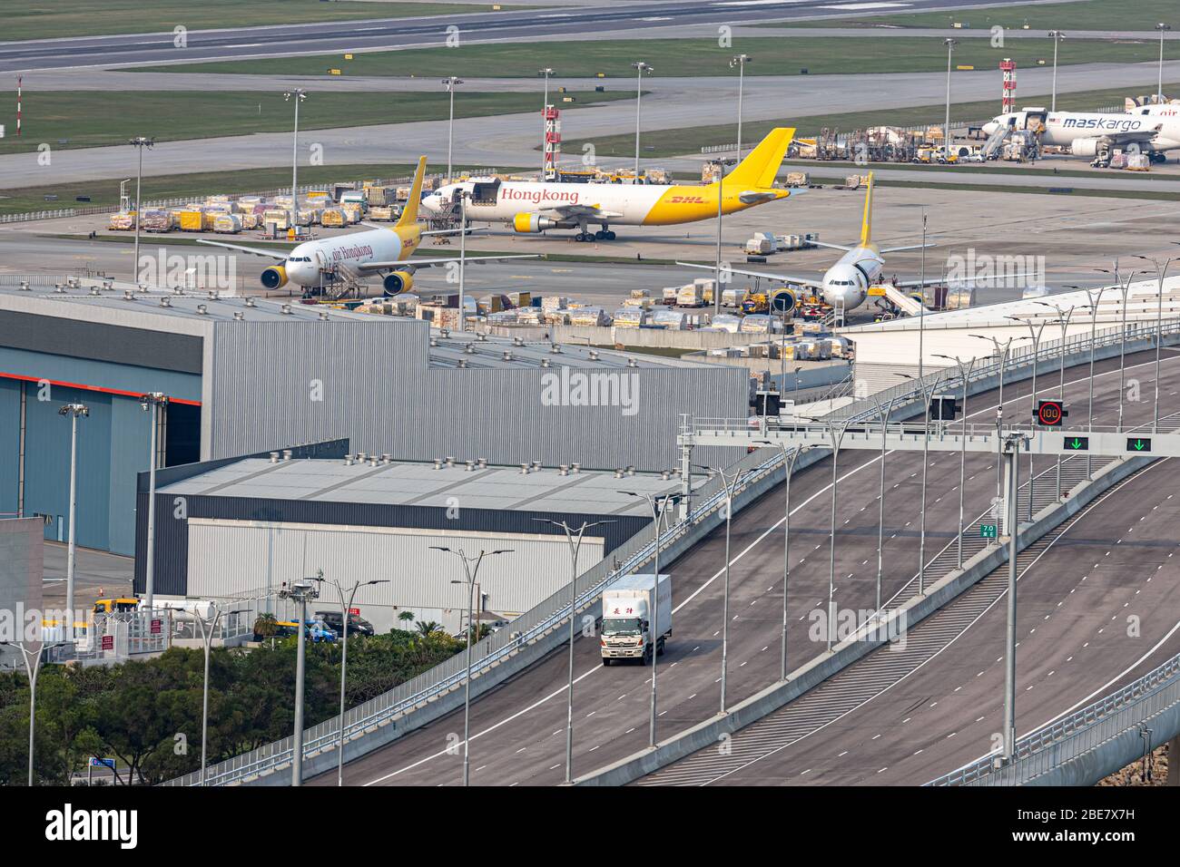 Lantau, Hong Kong - 10 avril 2020 : vue intérieure de l'aéroport sur la piste, toutes les places de stationnement sont entièrement occupées en raison de l'alerte aux déplacements Banque D'Images