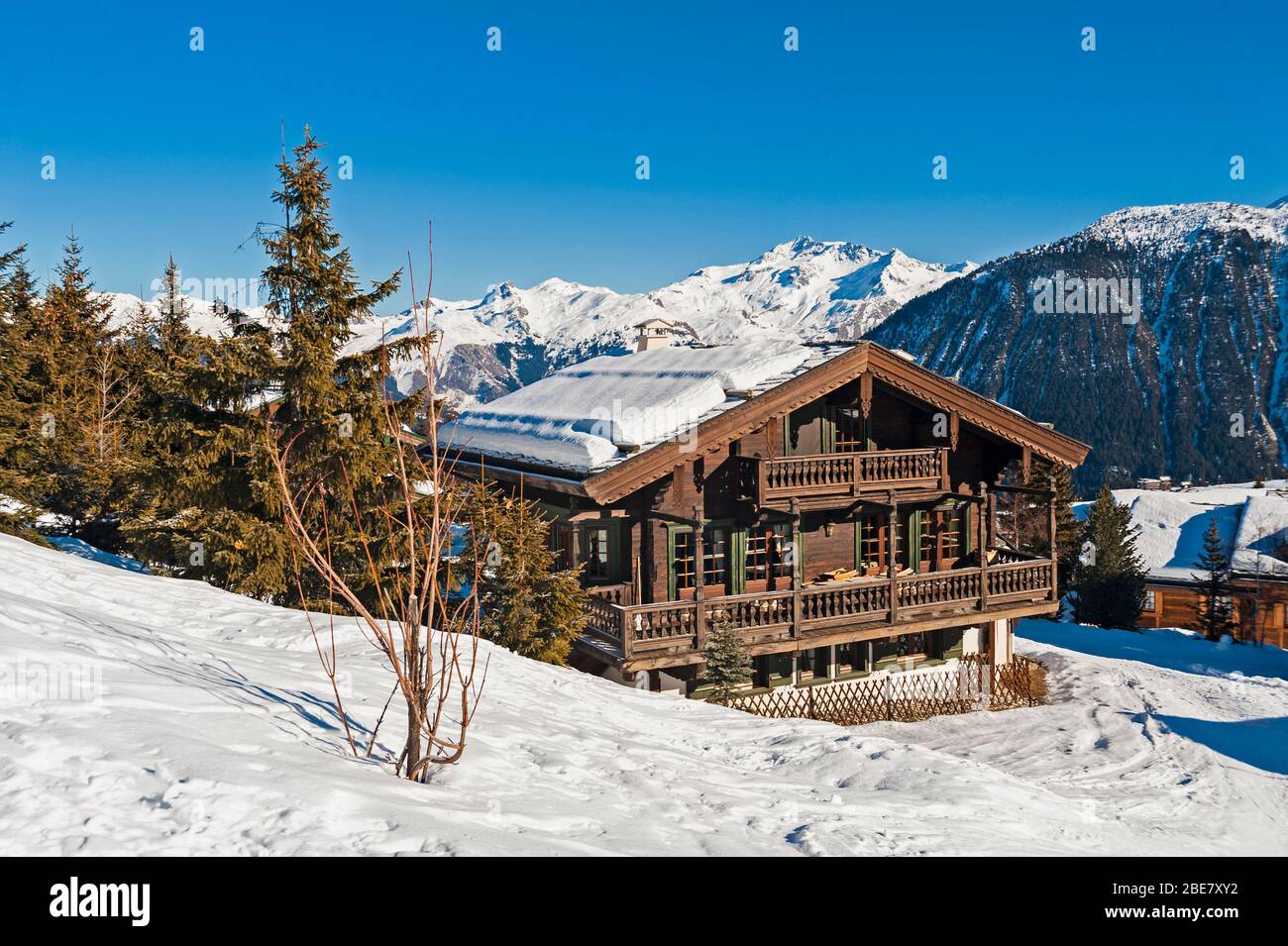 Vue panoramique sur la station de ski alpin enneigée avec chalet sur piste Banque D'Images