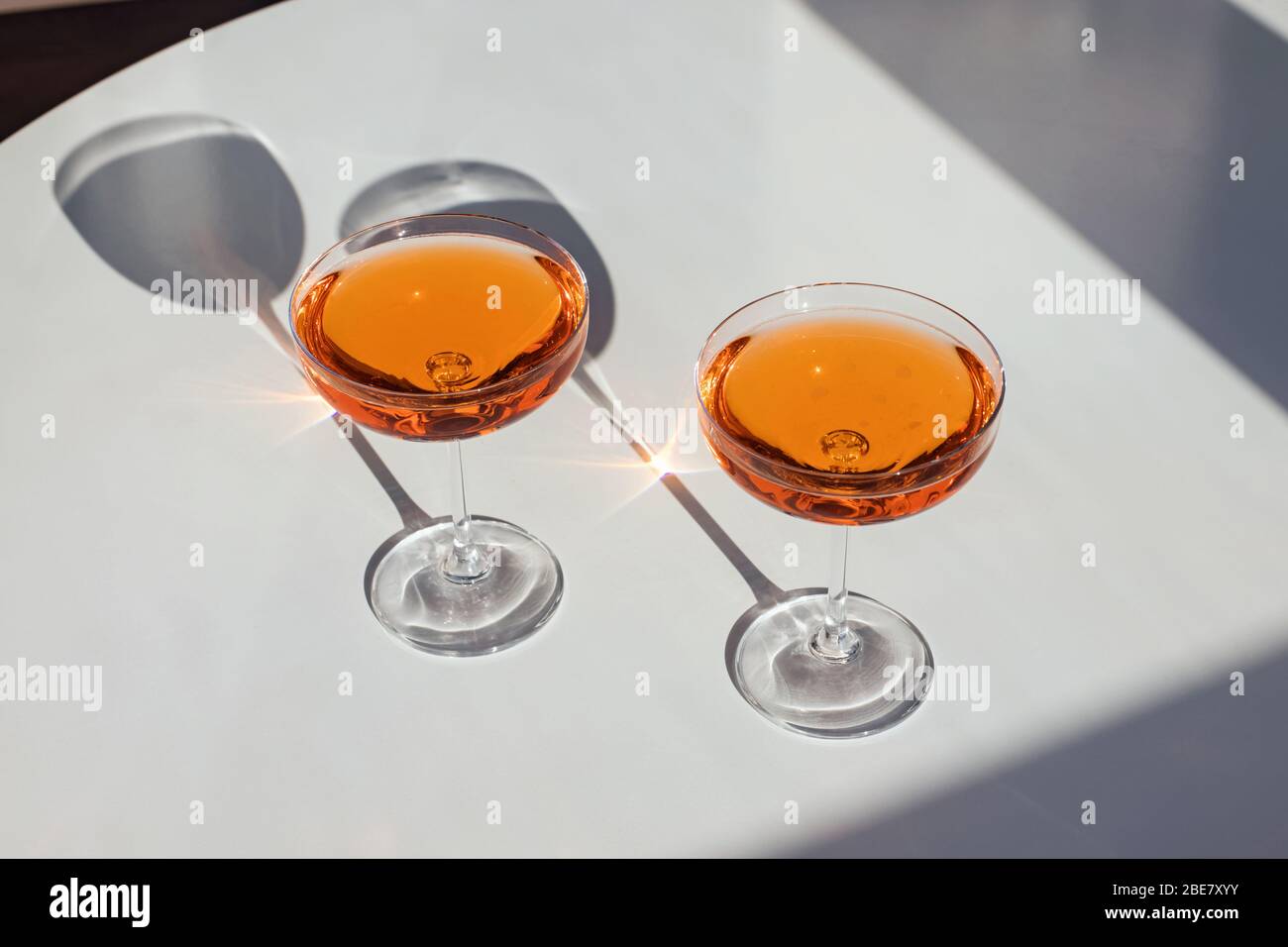 Deux verres de cocktail avec vin mousseux sur la table blanche Banque D'Images