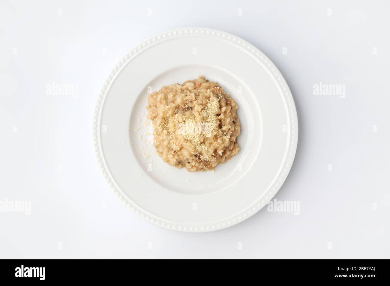 risotto riz italien sur la plaque isolée sur fond blanc Banque D'Images