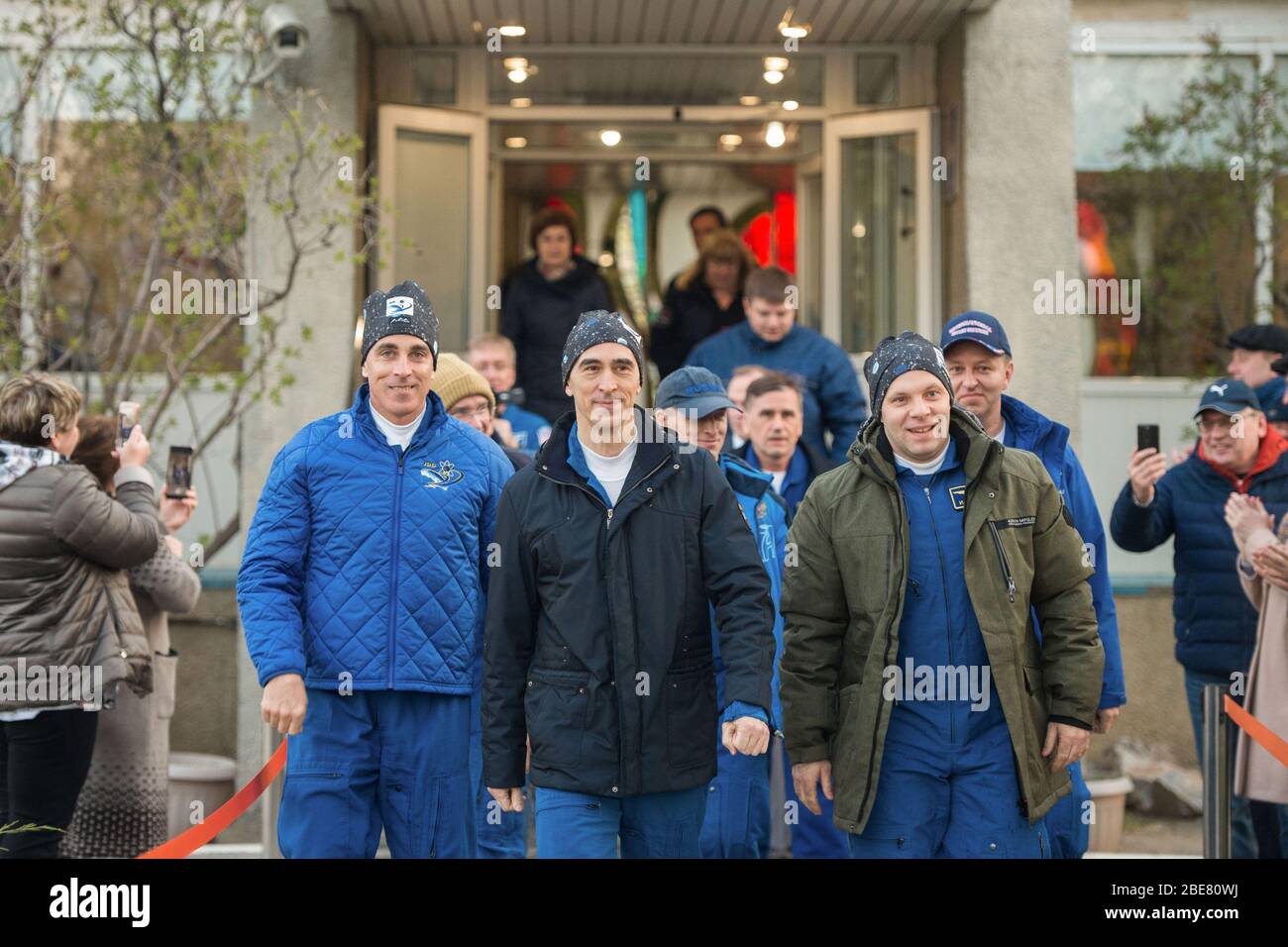 BAÏKONUR, KAZAKHSTAN - 09 avril 2020 - expédition 63 Preflight - expédition 63 membres de la NASA Chris Cassidy, de gauche, et Anatoly Ivanishin, centre, Banque D'Images