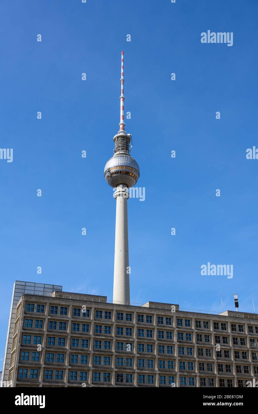 Le célèbre Fernsehturm de Berlin avec un ciel bleu clair Banque D'Images