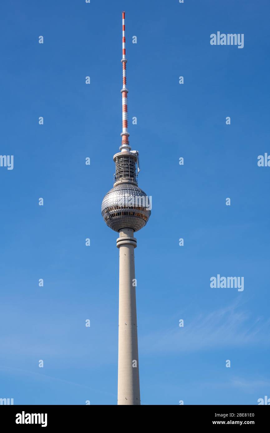 Le Fernsehturm, le plus célèbre des sites de Berlins, avec un ciel bleu clair Banque D'Images