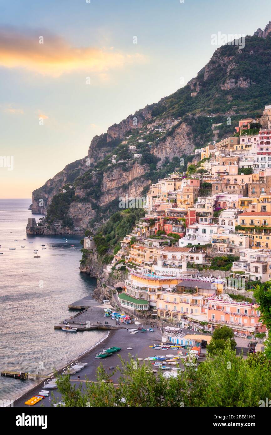 Positano, coucher de soleil sur la côte amalfitaine, Campanie, Italie Banque D'Images