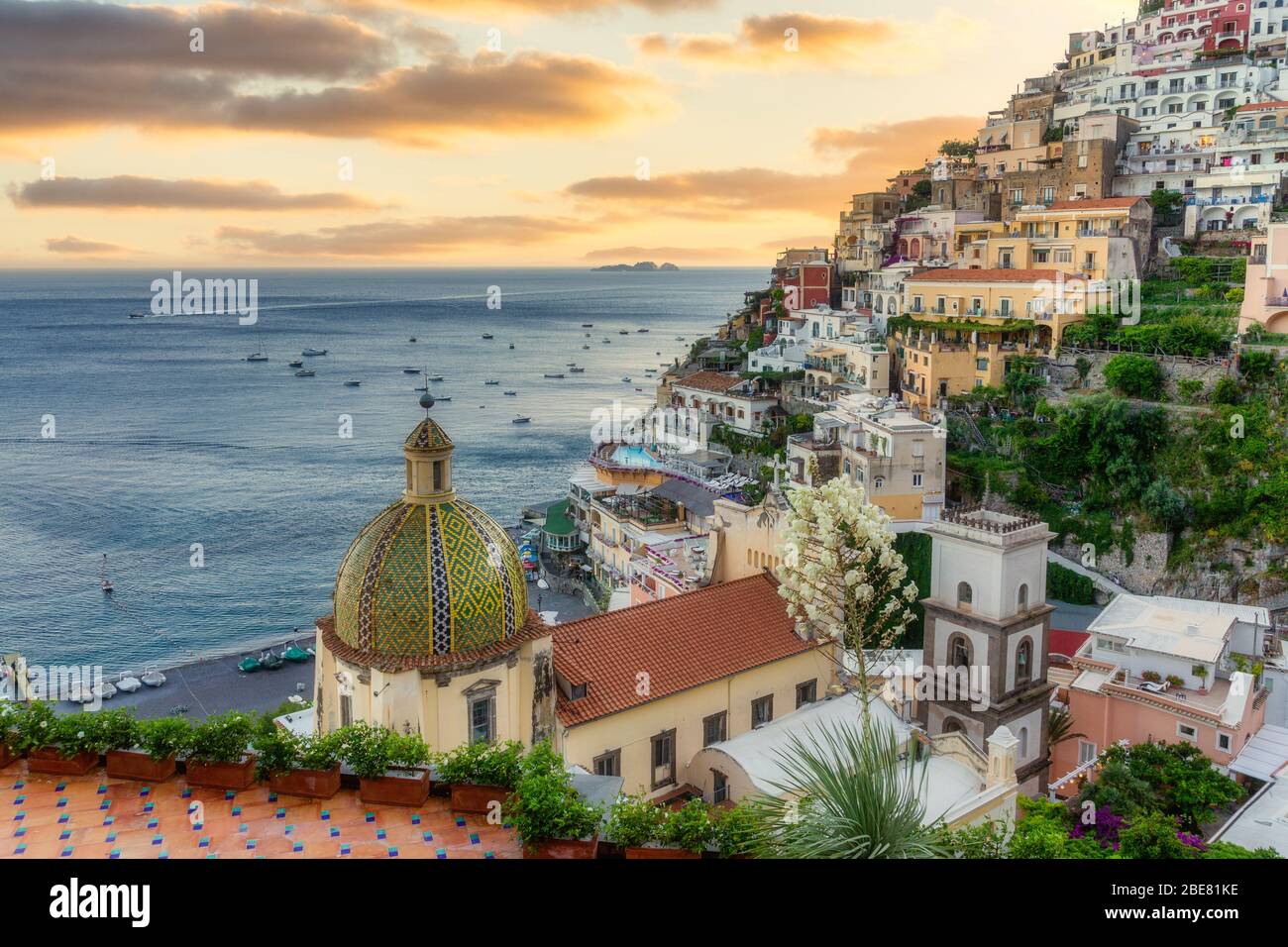 Positano, coucher de soleil sur la côte amalfitaine, Campanie, Italie Banque D'Images