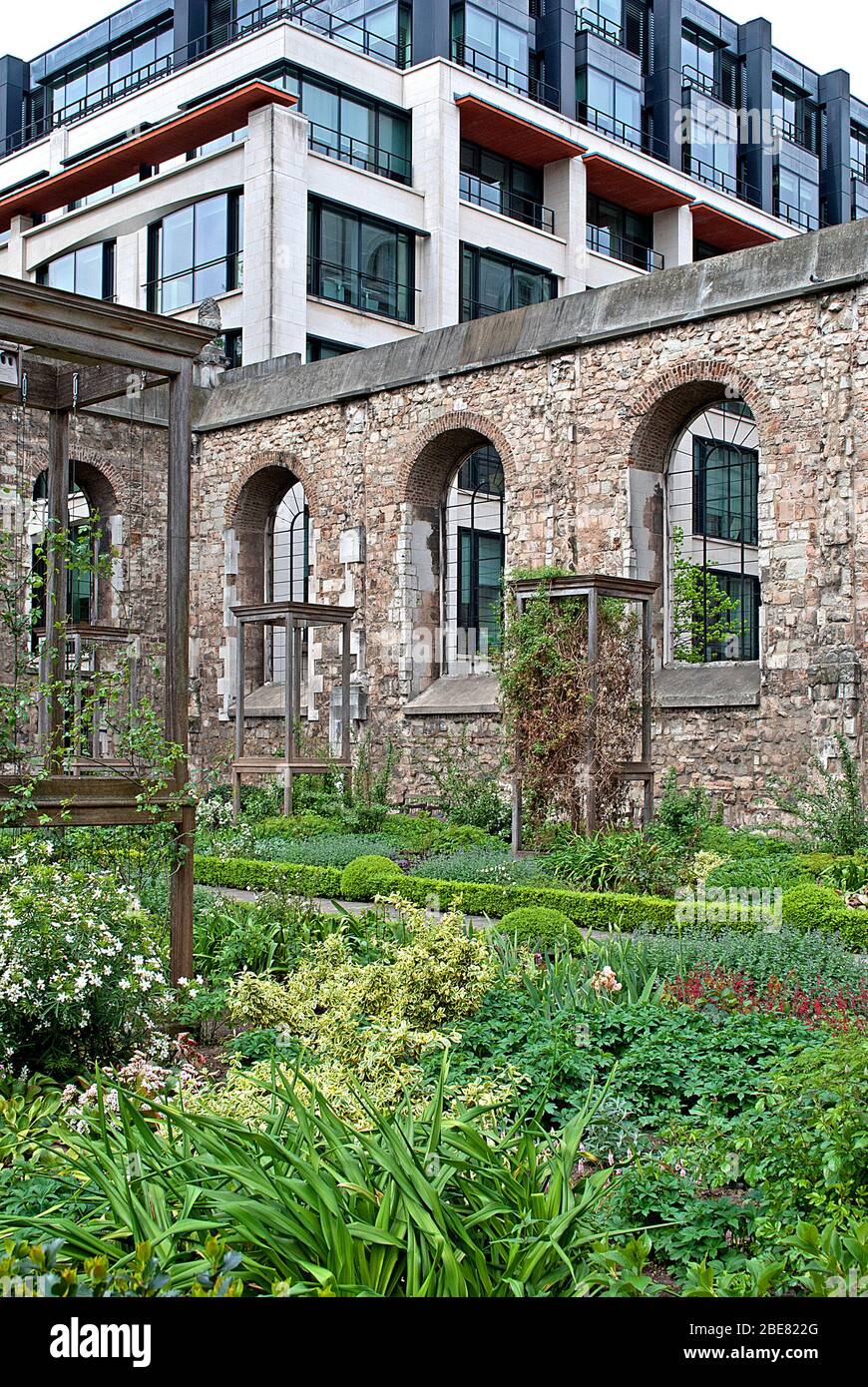 Ruines de la deuxième Guerre mondiale dégâts Rose Garden GardensChristchurch Greyfriars Churcheryard, Newgate Street, Londres, EC1 par Sir Christopher Wren Banque D'Images