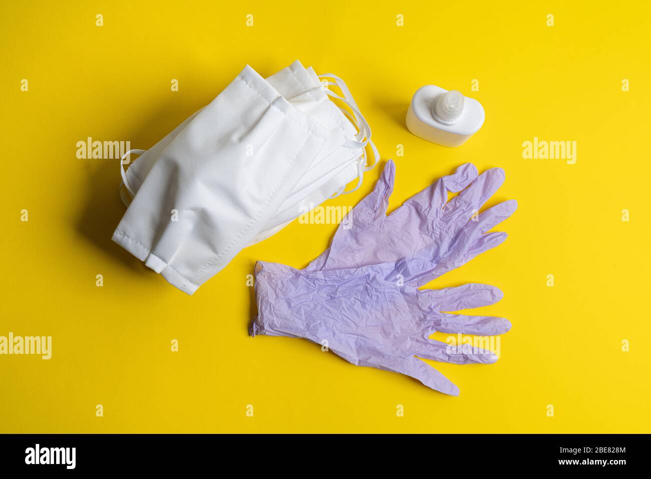masques de protection, désinfectants et gants jetables en latex sur une surface colorée Banque D'Images