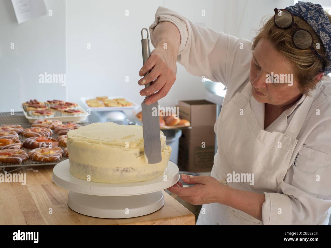 Le patissier écossais Louise Paterson givrant un gâteau aux colibris Banque D'Images