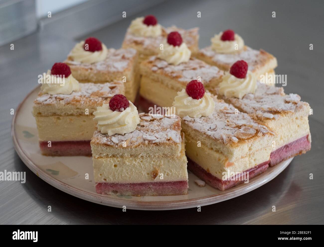 Gâteau au trifle à la framboise, fabriqué par Louise Paterson, boulanger artisanal à base d'Écosse Banque D'Images