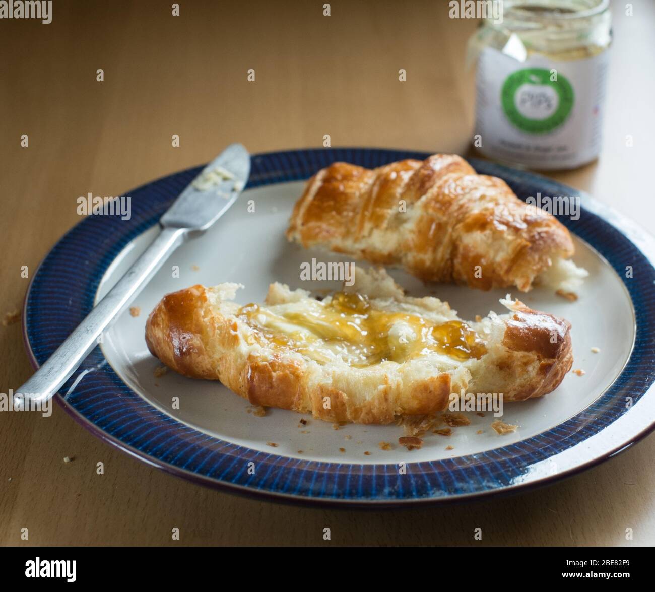 Croissant pour le petit-déjeuner avec confiture maison Banque D'Images