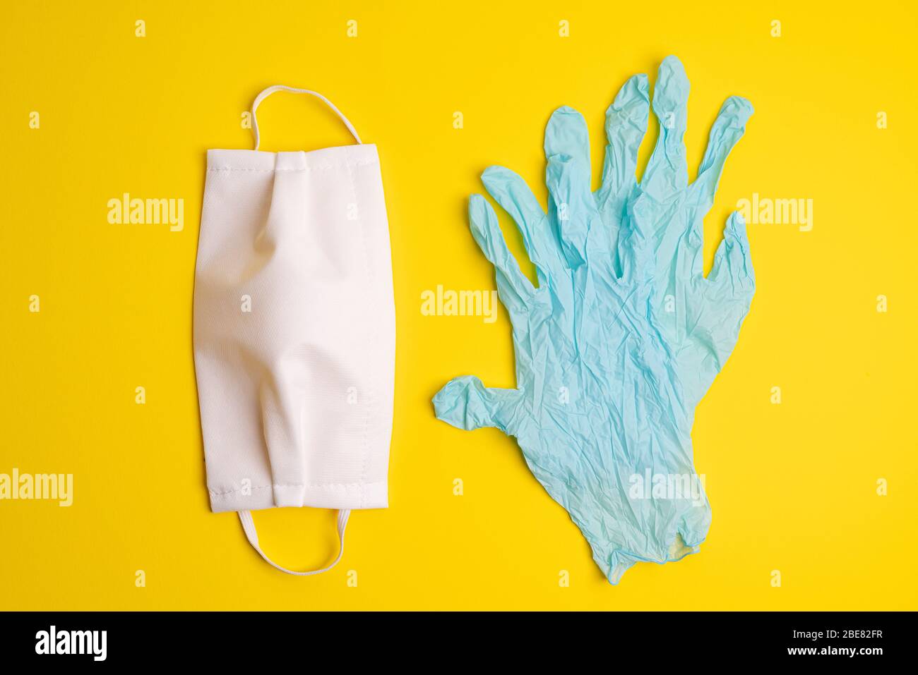 masques de protection et gants jetables en latex sur une surface colorée Banque D'Images