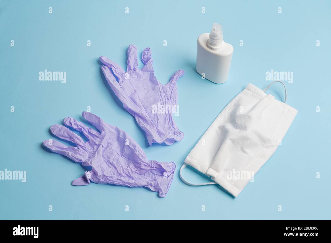 masques de protection, désinfectants et gants jetables en latex sur une surface colorée Banque D'Images