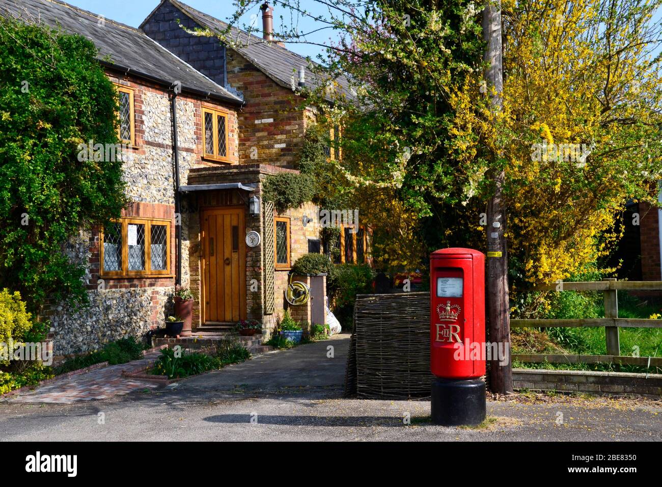 Flint et brique cottage avec boîte postale à l'extérieur, sur Station Road, Princes Risborough, Buckinghamshire, Royaume-Uni Banque D'Images