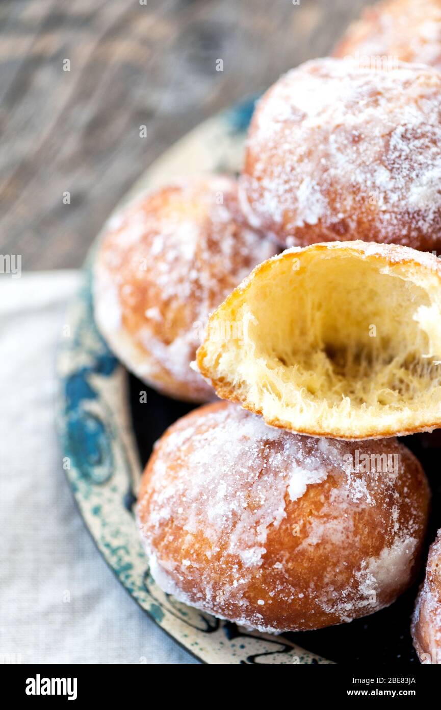 Beignets faits maison avec garniture de sucre Banque D'Images