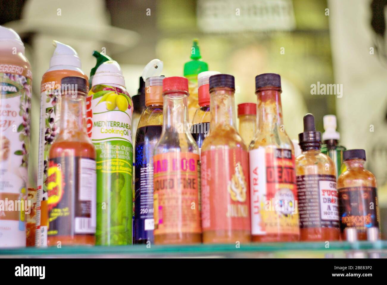 Lundi 13 avril 2020. Lodz Pologne. Mélange dans la bouteille de sauce au poivre chaud, Chili Hot Banque D'Images