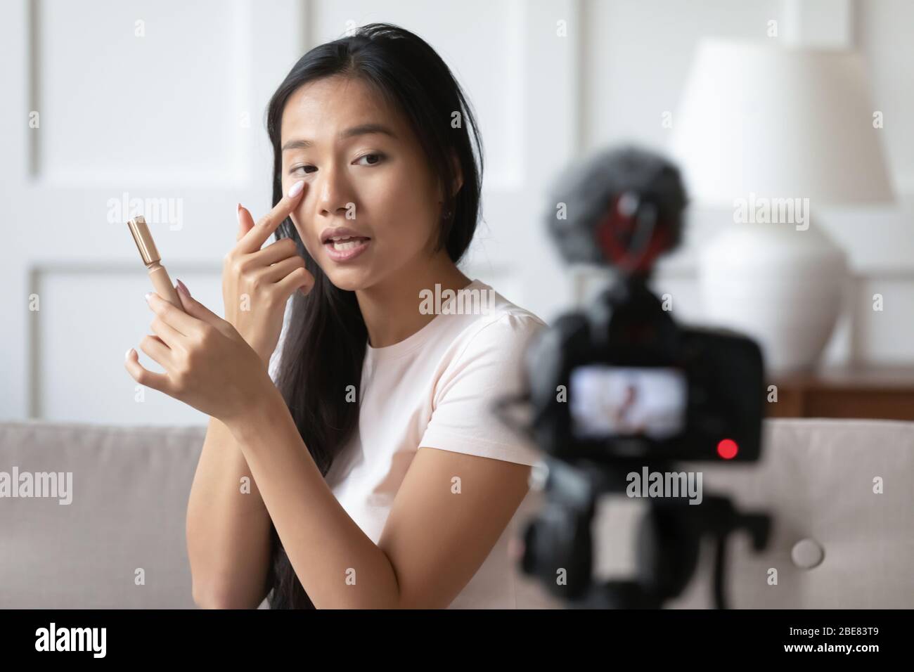 L'artiste asiatique de maquillage enregistre vlog annoncer de nouveaux produits cosmétiques Banque D'Images