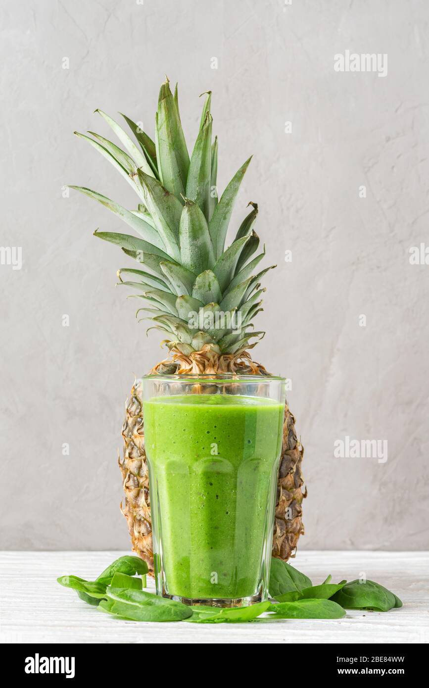 Boisson végétalienne saine. Smoothie vert détox dans un verre composé d'épinards, d'ananas, d'avocat et de graines de chia. Orientation verticale avec espace de copie Banque D'Images