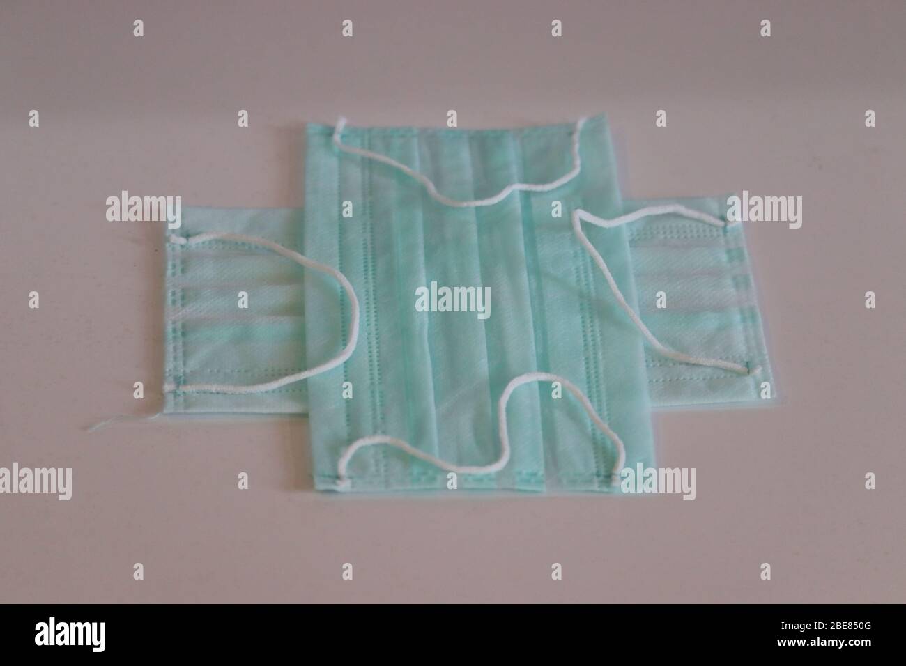 Image du masque vert pour la protection contre le coronavirus (COVID-19), concept pour les soins de santé et logo vert plus symbole Banque D'Images