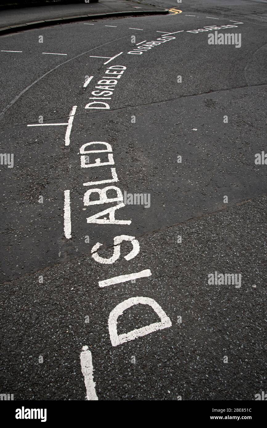 Marquages routiers pour les baies de stationnement pour personnes handicapées à Édimbourg, en Écosse, au Royaume-Uni. Banque D'Images