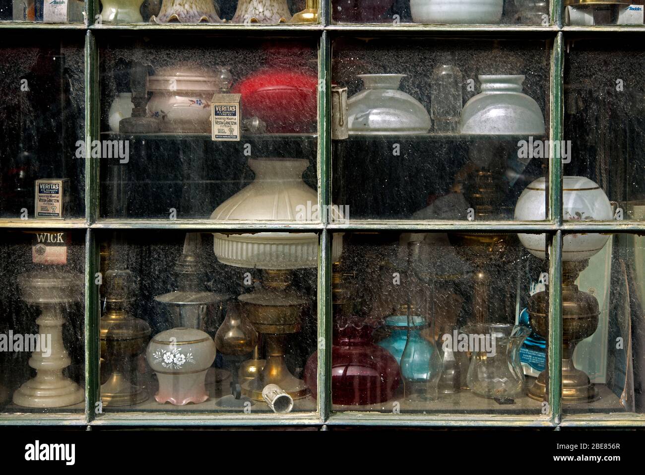 Exposition de luminaires anciens dans la fenêtre de M. Purves Lamp Emporium, rue St Stephen, Édimbourg. Banque D'Images