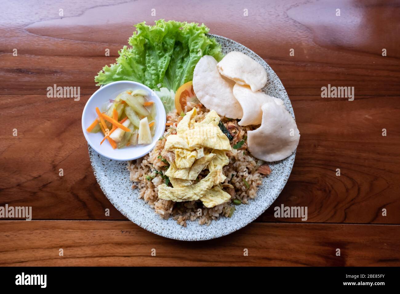 Plat indonésien traditionnel son nom est Nasi Goreng Banque D'Images