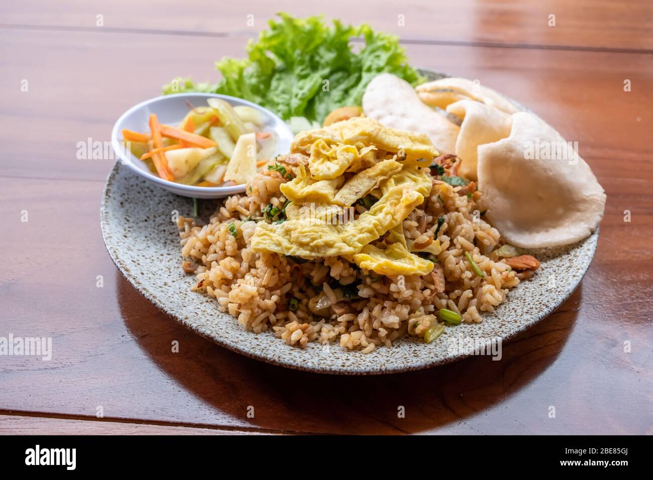 Plat indonésien traditionnel son nom est Nasi Goreng Banque D'Images
