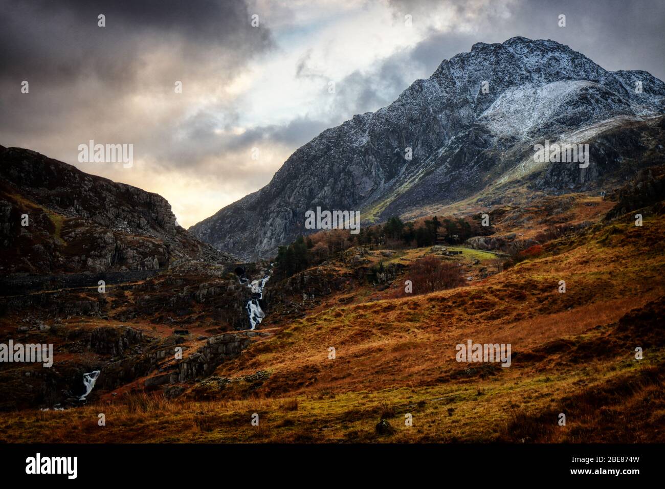 Tryfan et les chutes d'Ogwen Banque D'Images