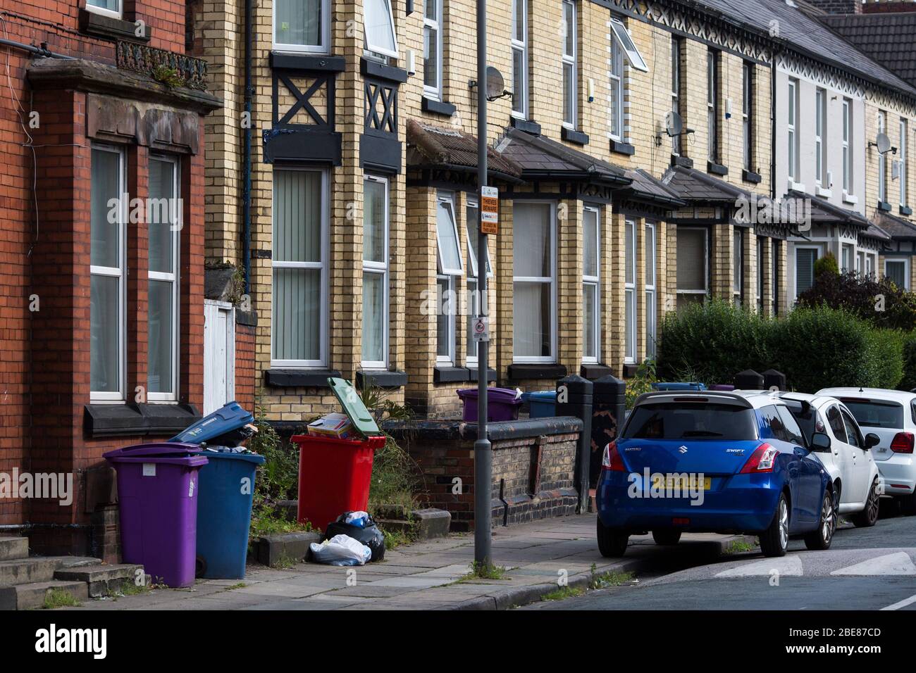 Liverpool City Council Wheelie bins à l'extérieur, débordant, attendant la collecte sur une rue résidentielle de banlieue Liverpool, Merseyside, Angleterre. Banque D'Images
