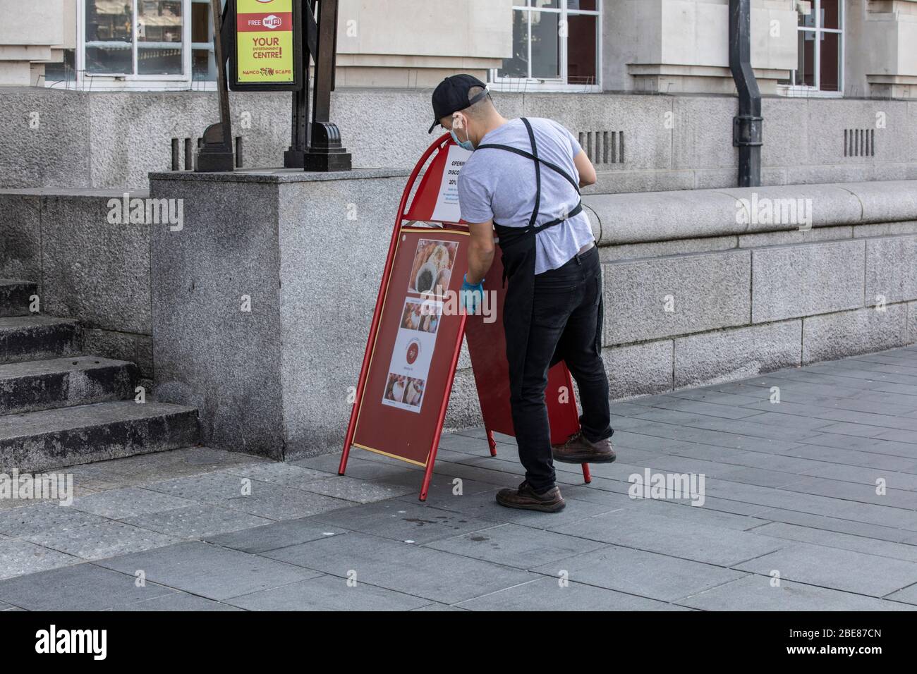 Le travailleur porte un masque de protection et des gants ouvrant une prise de nourriture le long de Southbank dans le centre de Londres pendant le verrouillage de coronavirusCOVID-19, au Royaume-Uni Banque D'Images