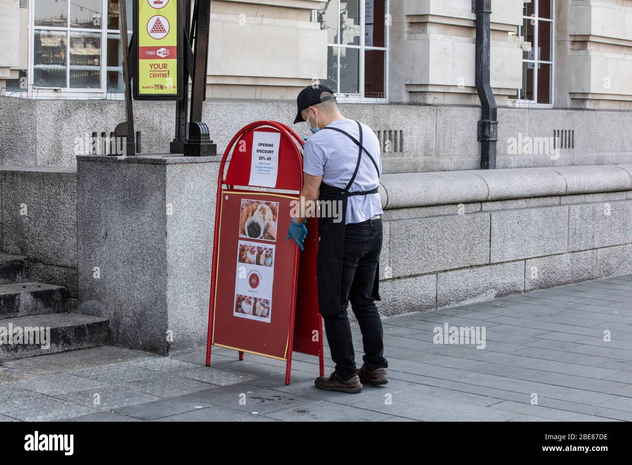 Le travailleur porte un masque de protection et des gants ouvrant une prise de nourriture le long de Southbank dans le centre de Londres pendant le verrouillage de coronavirusCOVID-19, au Royaume-Uni Banque D'Images