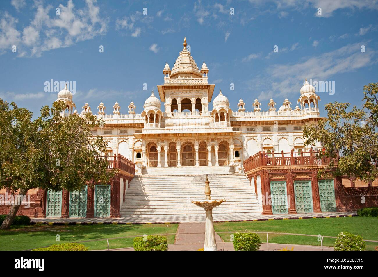 Vue sur le monument commémoratif en marbre de mausolée de Jaswant Thada à Maharaja Jaswant Singh, Jodhpur, Rajasthan, Inde Banque D'Images