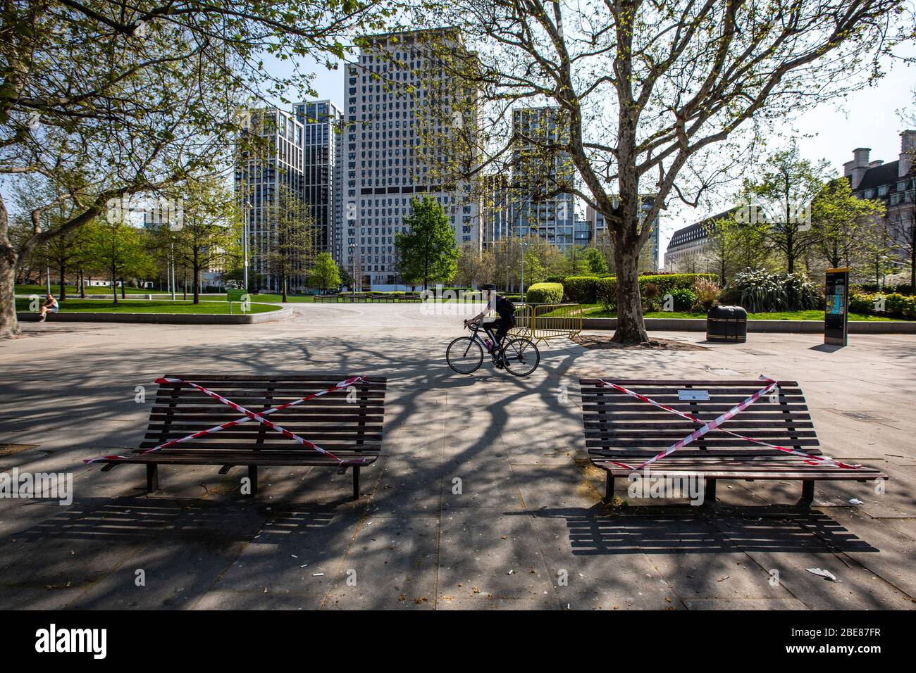 Les bancs de parc s'assoient vides le long de la rive sud de Londres, interdisant aux touristes de s'asseoir sur eux pendant le verrouillage du coronavirus, Angleterre, Royaume-Uni Banque D'Images