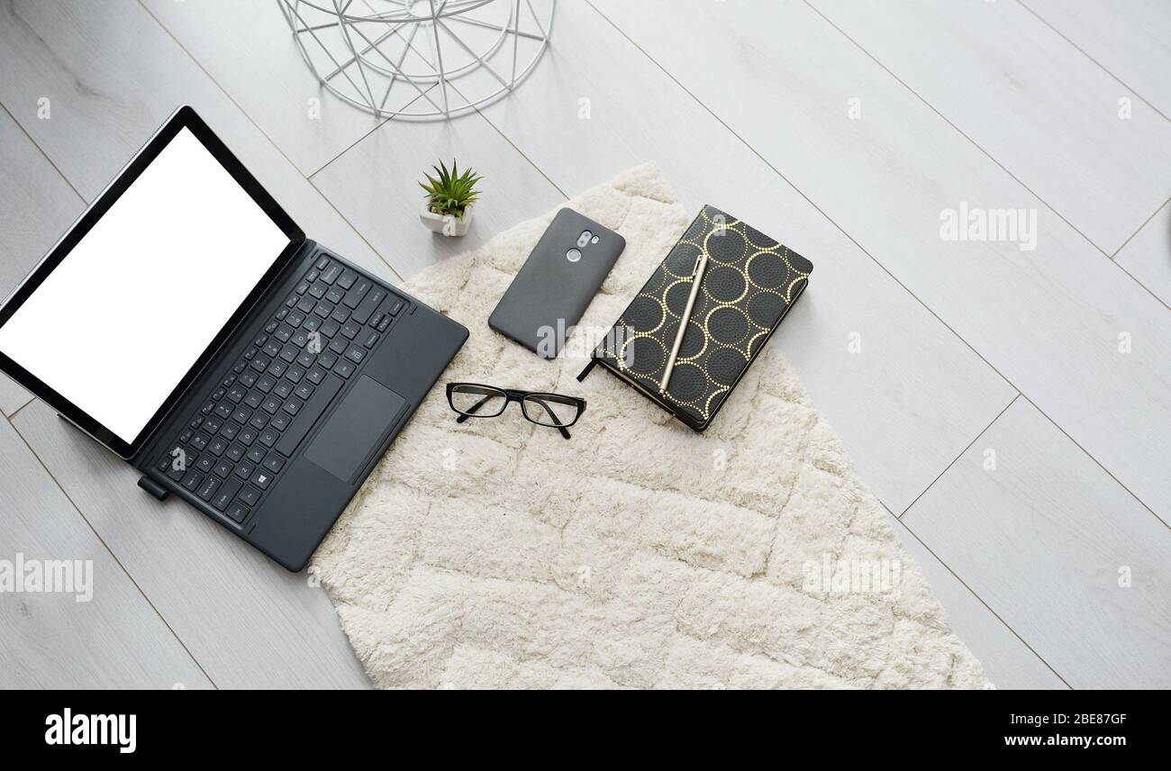 Maquette de la vue supérieure formation ou travail à domicile en ligne. École à domicile ou bureau avec ordinateur portable, stylo, lunettes et ordinateur portable avec place pour le texte. Travail à distance et Banque D'Images