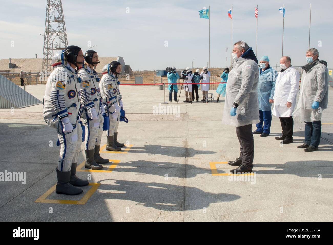 BAÏKONUR, KAZAKHSTAN - 09 avril 2020 - expédition 63 Preflight - expédition 63 membres de la NASA Chris Cassidy, de gauche, Anatoly Ivanishin et Ivan Vag Banque D'Images