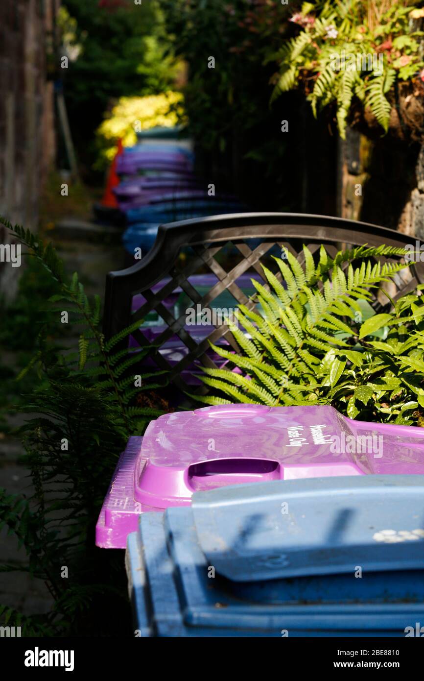 Poubelles à roues pour l'élimination des ordures dans une ruelle de Woolton Village, une banlieue prospère de Liverpool, étroitement associée aux Beatles Banque D'Images