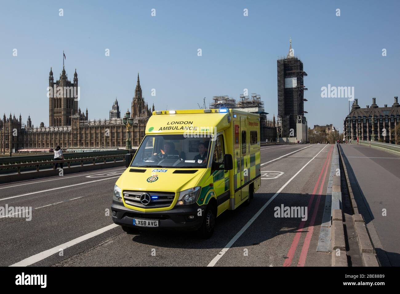 L'ambulance traverse le pont Westminster en direction de l'hôpital St Thomas pendant la pandémie de Coronavirus COVID-19, Londres, Angleterre, Royaume-Uni Banque D'Images