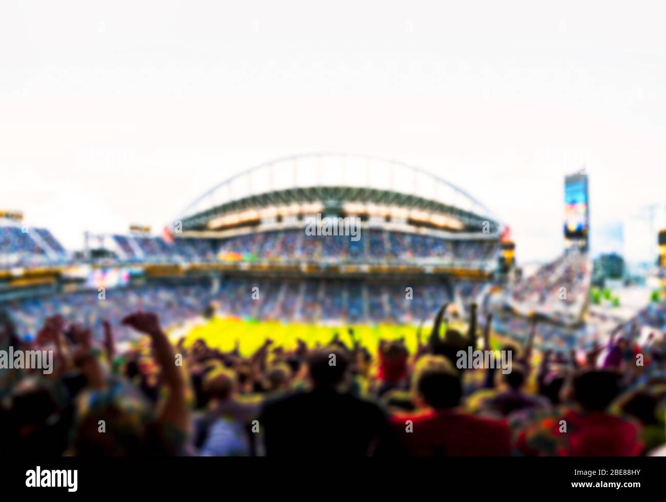 Fans dans le stade plein objectif il y célébrer en plein air stade de toit en été. -Technique brouillée. Banque D'Images