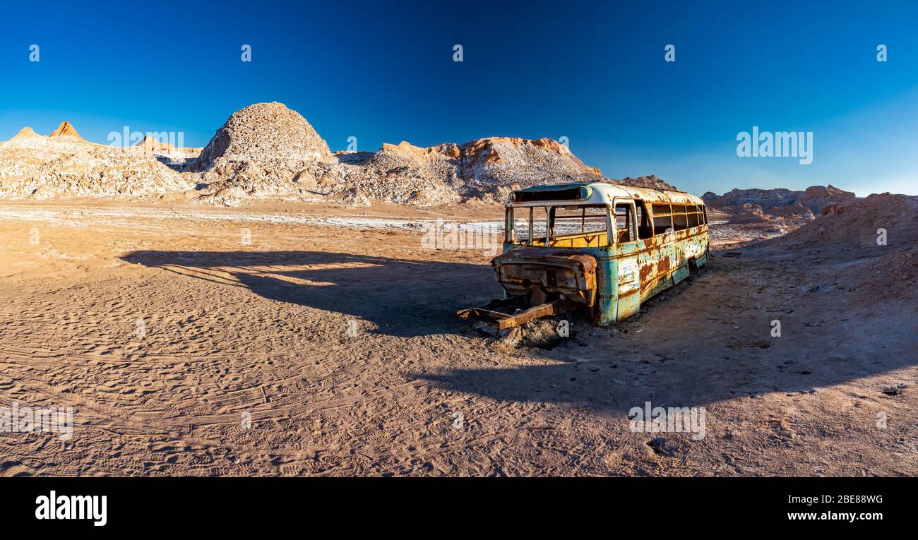 Panorama de bus abandonnés dans le désert d'Atacama, Chili Banque D'Images