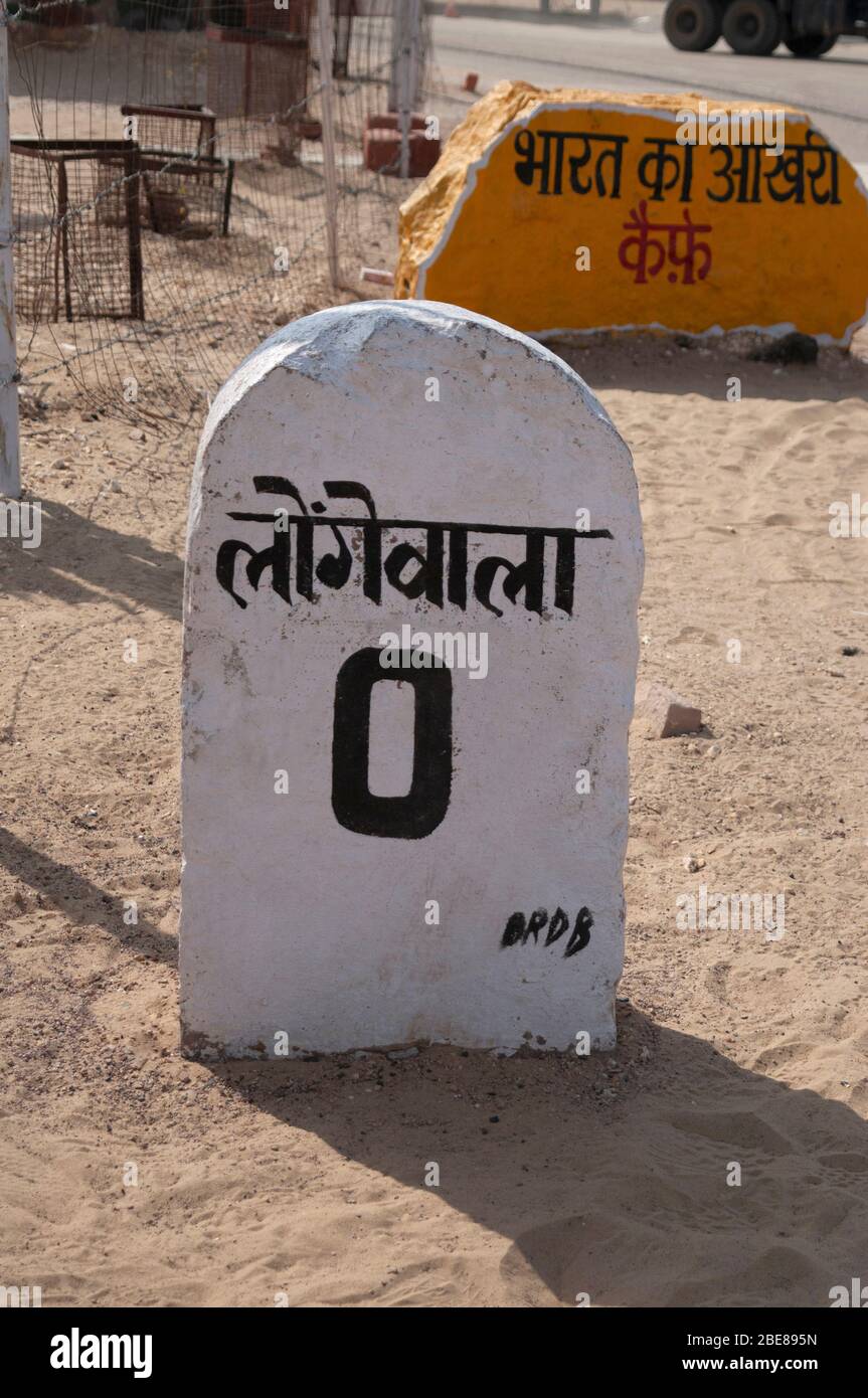 Milestone, Longewala, district de Jaisalmer, près de la frontière pakistanaise.lieu de la bataille de Longewala pendant la guerre indo-pakistanaise de 1971, Raj Banque D'Images