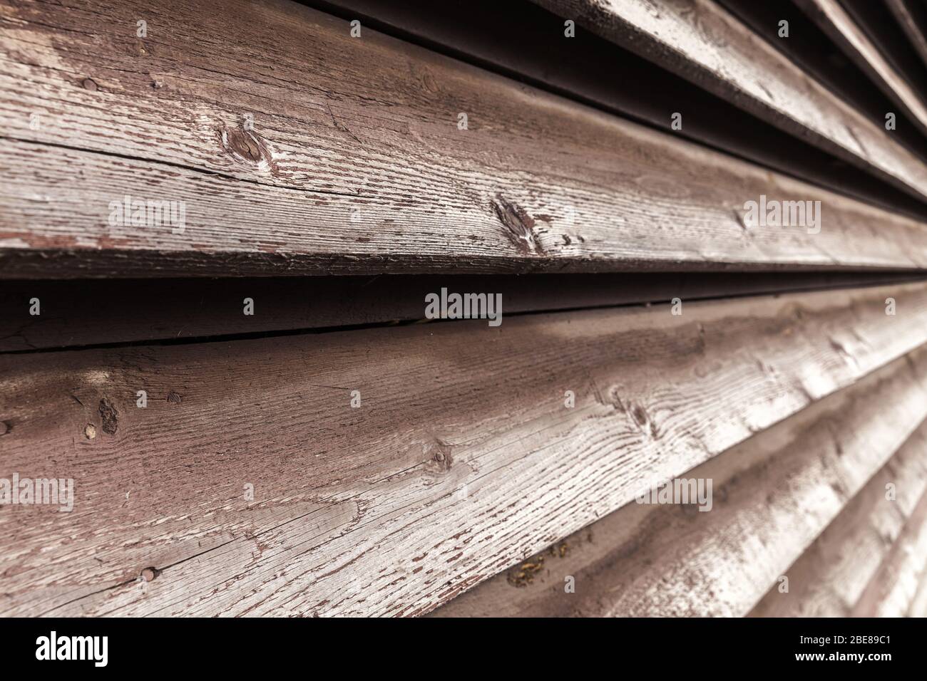 Vieille perspective sombre de mur en bois brun sombre. Photo d'arrière-plan avec mise au point sélective Banque D'Images