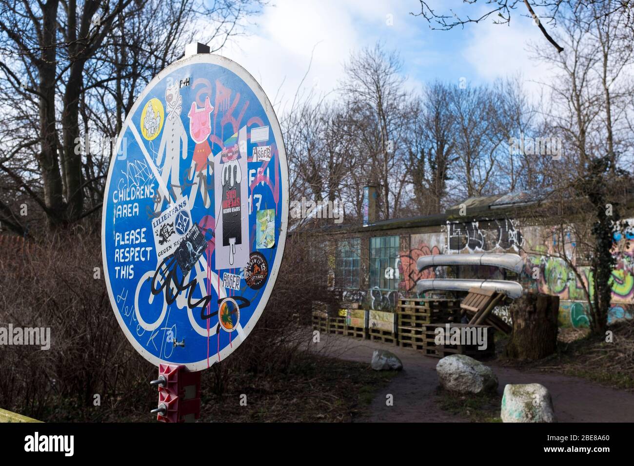 Panneaux colorés et espaces de détente accessibles sur les voies publiques à l'intérieur de Christiania Freetown, dans le centre de Copenhague, Danemark Banque D'Images